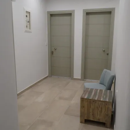 Naxos Lane Center 公寓 *