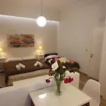 Naxos Lane Center شقة
