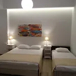 Naxos Lane Center شقة